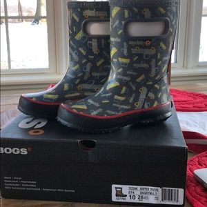 Brand new Size 10 kids BOGS waterproof boots.